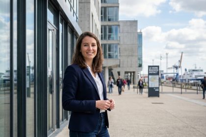 Jeune femme confiante devant un bâtiment moderne au Havre